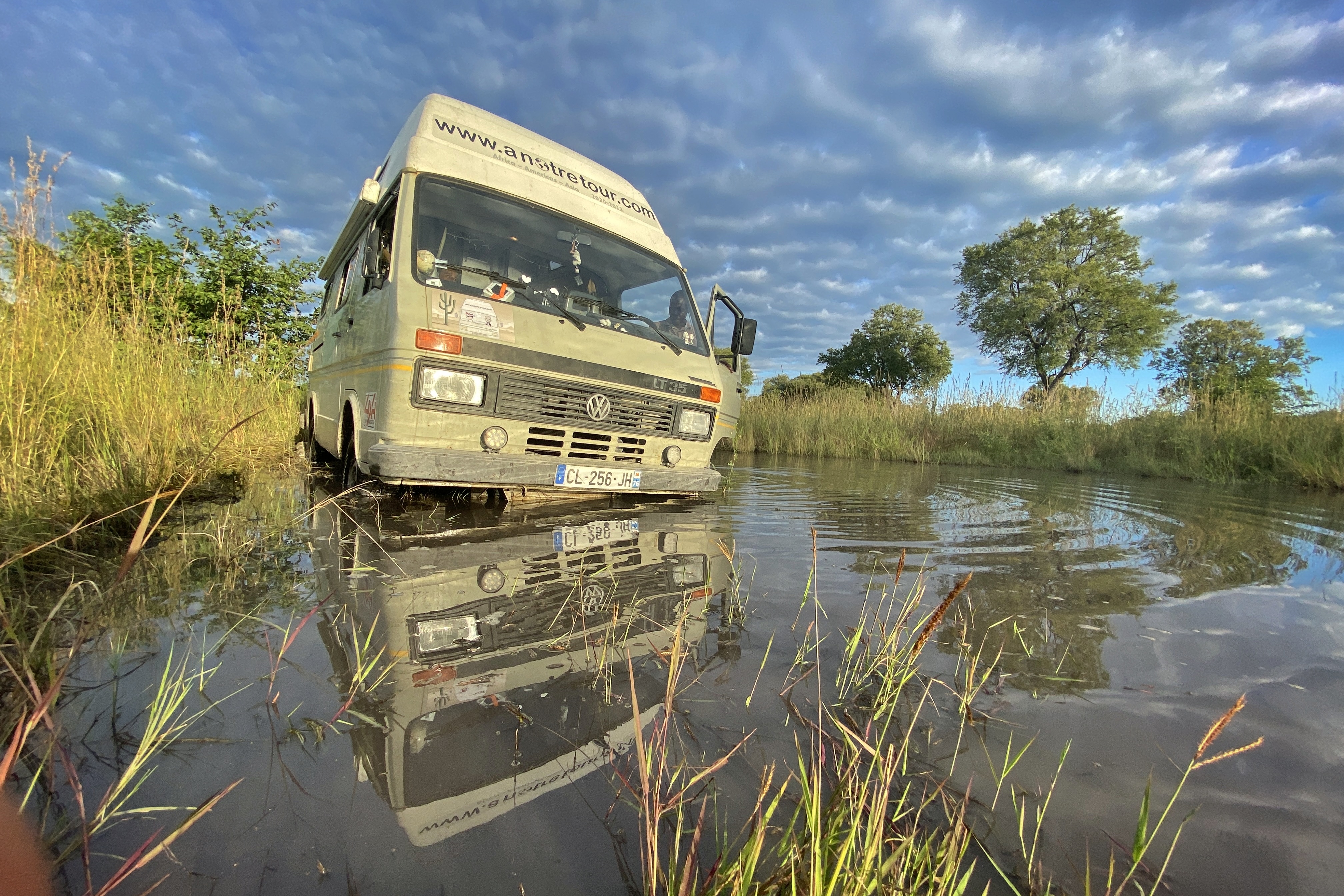 Oscar sur une piste inondée au Botswana
